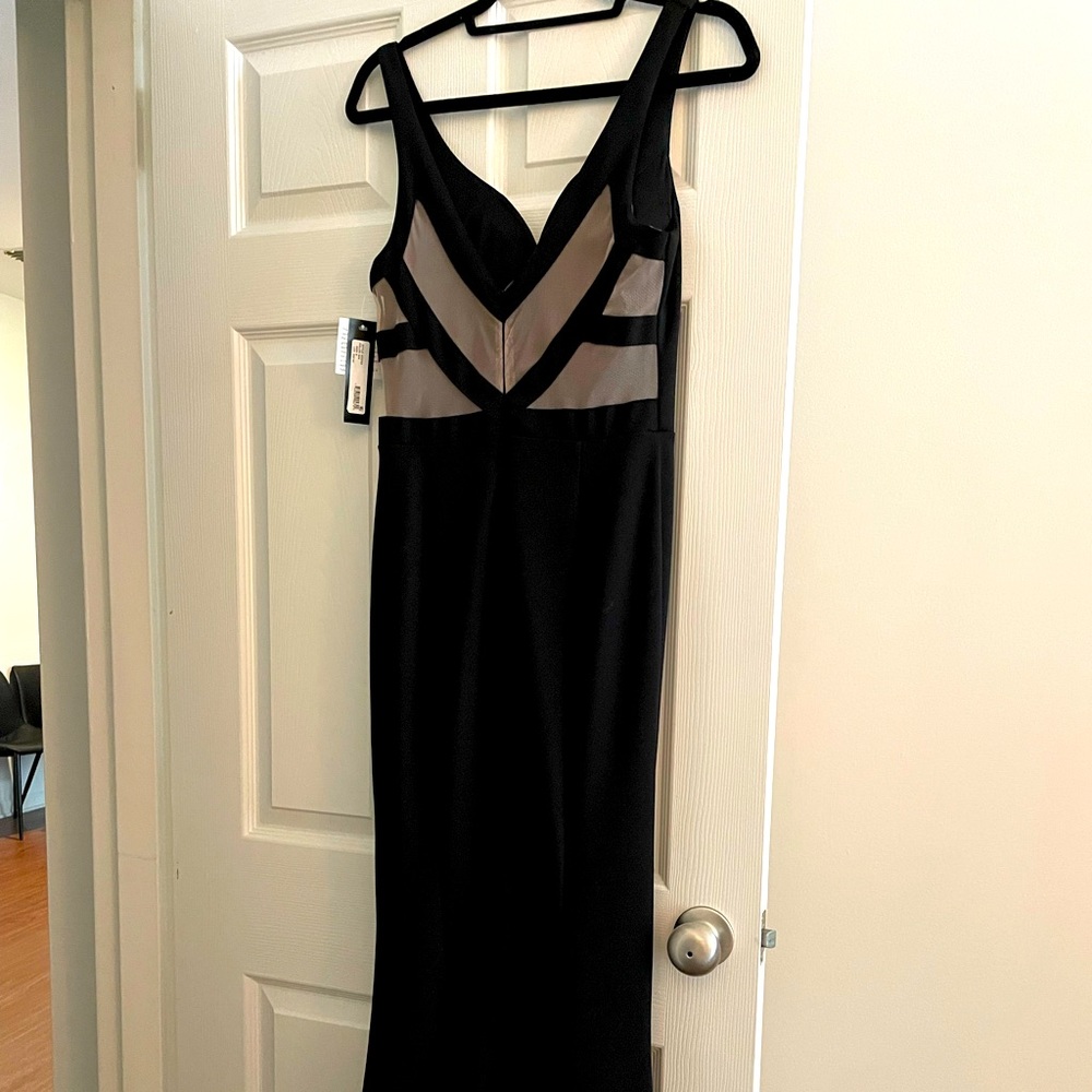 Betsy & Adam: Women's Sleeveless V-Neck Open Back Mermaid Gown